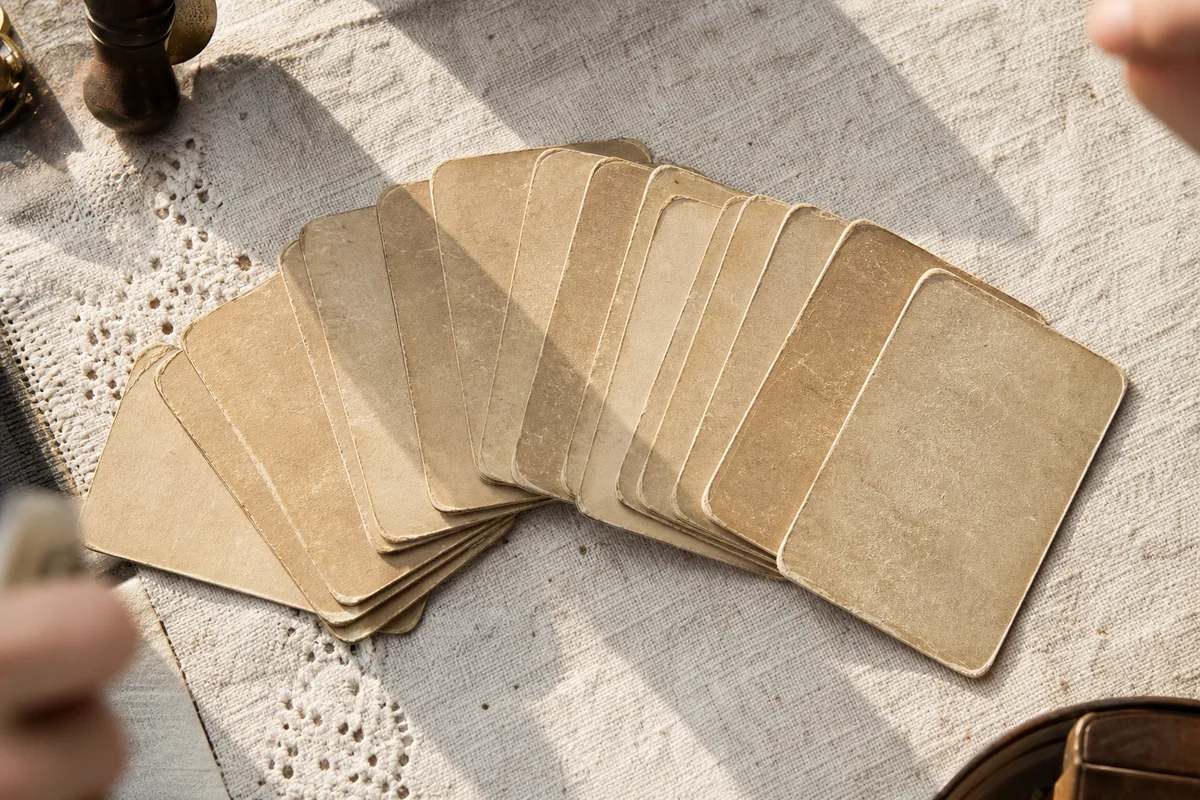 Cartes à collectionner vintage étalées sur une table de brocante