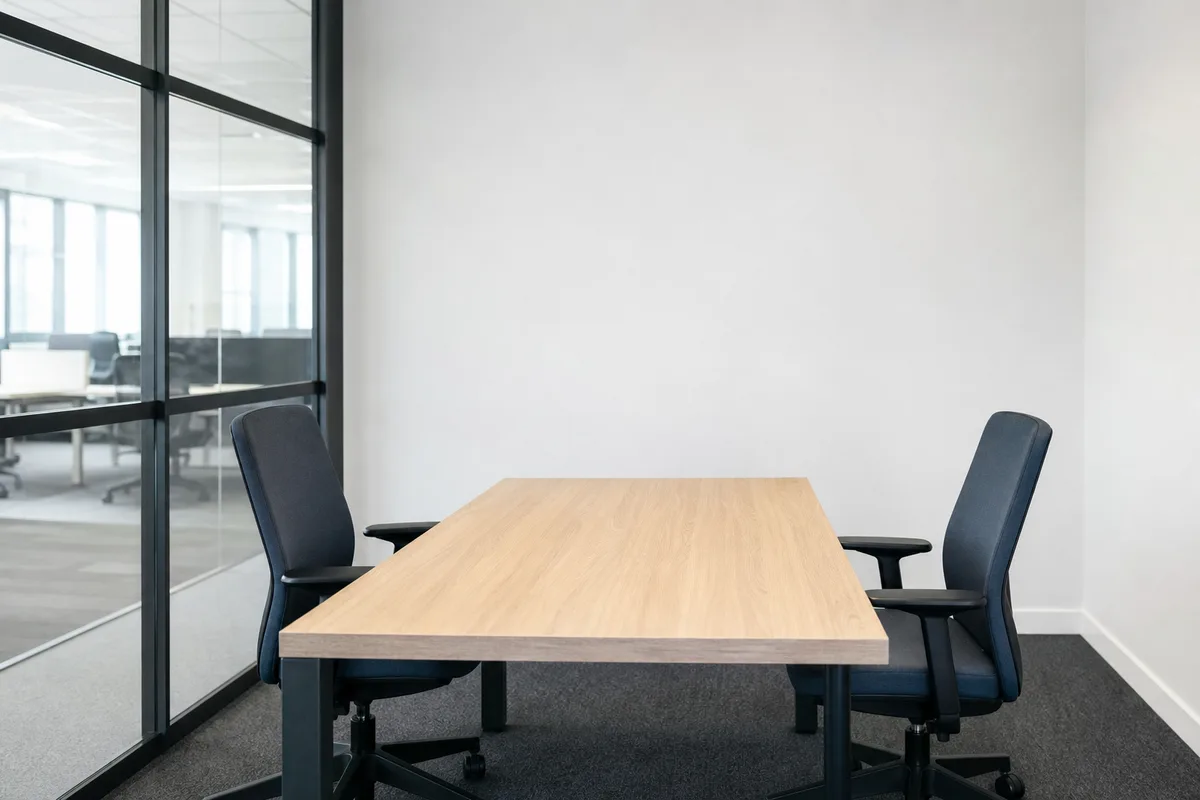 Salle de réunion vide avec deux chaises face à face avant un entretien